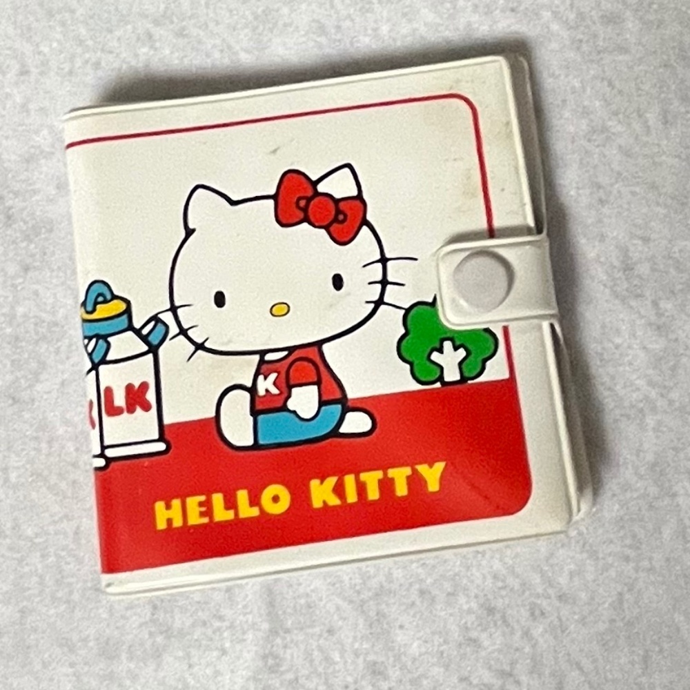 Vintage/Rare Collectible 1976 Hello Kitty Plastic Wallet - White